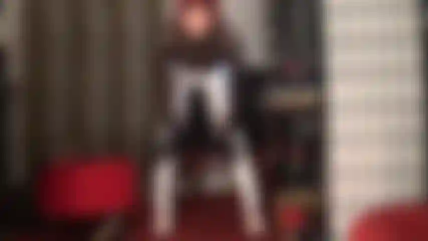 Un pantalon en satin doux et soyeux blanc brillant et scintillant, que j'adore.