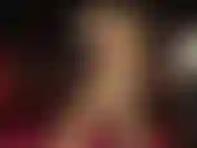 Maîtresse vous a fait craquer pour ses belles jambes croisées dans des bas en dentelle brillante nude et un aperçu de jarretières.