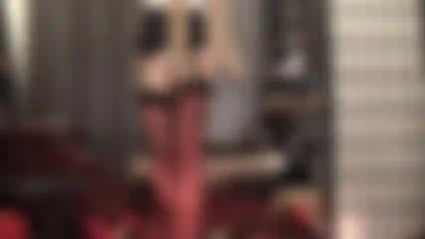 Une couche de collants brillants sur des bas et une ceinture porte-jarretelles pour une allumeuse en nylon ultime.