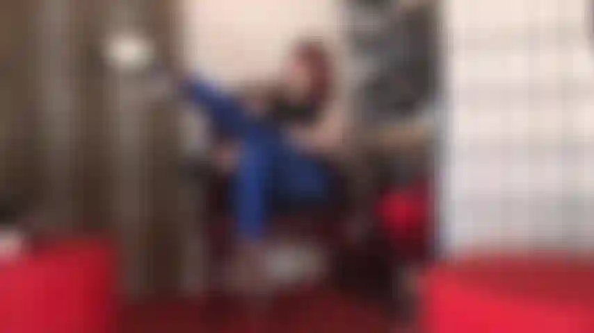 Un legging en lycra métallisé bleu et des talons compensés extrêmement hauts - ces longues jambes sont fantastiques dans des leggings brillants et des talons ouverts.