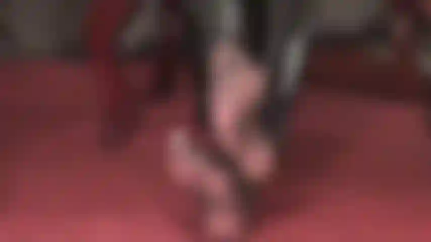 Maîtresse vivian montre ses pieds fabuleux dans des collants noirs très transparents.