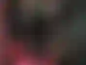 Renifle mon cul en mettant ton nez dans la fermeture éclair arrière ouverte de la combinaison en latex de la maîtresse pendant que ta bite d'esclave est branlée et giflé.