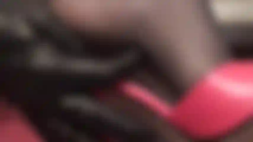 De près et en personne avec les talons et les pieds de la maîtresse en nylons noirs et mules rouges.