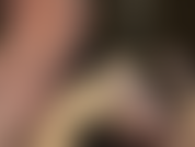 Regarde-moi dans les yeux pendant que je caresse lentement le sperme de ta bite à l'aide d'une paire de gants en latex médical.