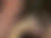 Regarde-moi dans les yeux pendant que je caresse lentement le sperme de ta bite à l'aide d'une paire de gants en latex médical.