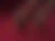 Porte des talons rouges sexy à lanières et des bas noirs à coutures cubaines pour taquiner mes pieds. Profitez de ce superbe gros plan de mes pieds et de mes talons.