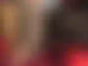 Maîtresse vivian connaît votre amour pour les bas nylon brillants. Maîtresse exhibe les quatre couches de collants et de bas vêtue d'une robe courte sexy et de peeptoes nude.