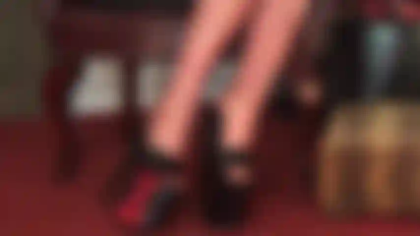 Pieds en bas latex et talons compensés.