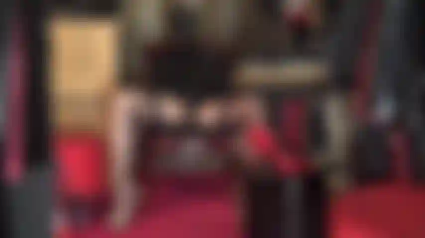 Une maîtresse à capuche avec un énorme strapon - portant des bas et des jarretières chauds, un chapeau en cuir, un masque en spandex et des escarpins léopard, la maîtresse vivian caresse sa bite géante.