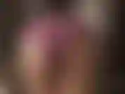 Une culotte en dentelle sexy et des collants brillants. Cette vidéo est une surcharge sensorielle pour les amateurs de lingerie et de nylon. Regardez-moi enfiler couche après couche de sous-vêtements en dentelle et de collants brillants.