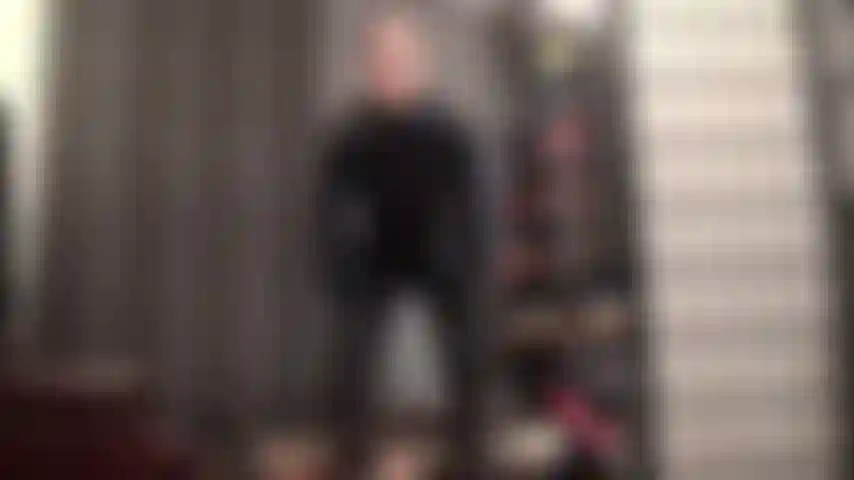 Fétichiste du pvc brillant - habillée de vinyle noir brillant de la tête aux pieds, j'adore les courbes brillantes de la maîtresse dans cette combinaison, ces gants et ces bottes.