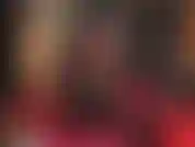 L'allumeuse parfaite dans une mini-jupe en latex noir ultra courte et ultra brillante, des collants brillants et des bottes sexy. Ma maîtresse sait exactement à quel point cela rend la bite de ton esclave dure.