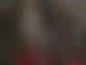 Oh tu veux cette grosse bite... Maîtresse te fait baver pour son énorme renflement de strapon sous une jupe en cuir.