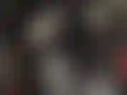 Une maîtresse en pvc avec une grosse bite sous son long manteau. Ouvre ta bouche pour une dégustation de salive et une grosse bite dans ta gorge.