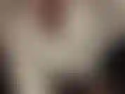 Sensuelle et aguicheuse avec des jambes et des pieds en collants, un short en satin bleu brillant et un chemisier blanc en soie. Tellement sexy !