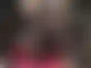 Ta déesse blonde sexy superpose des bas en dentelle sur des collants, dévoilant ses jambes et ses fesses sexy. Une paire de bottes hautes et brillantes complète le look.