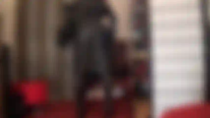 Cuir et crachats ; mon cul rond et parfait, habillé de cuir, est ton fétiche. Tu veux frotter ta bite d'esclave dessus jusqu'à le recouvrir entièrement de sperme. Maîtresse te montre avec crachats à quoi pourrait ressembler ton sperme.