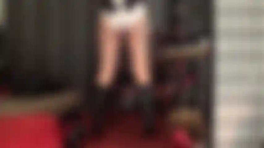 Accro aux culottes en satin blanc - ma maîtresse fait palpiter ta bite si fort en te taquinant dans une culotte blanche brillante.