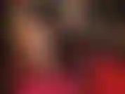 Les jambes nues taquinent dans des escarpins à talons hauts.