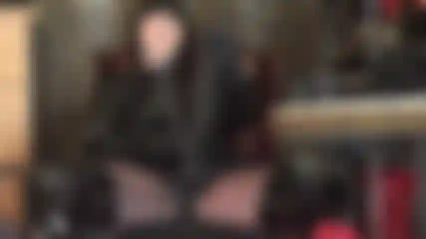 Maîtresse me provoque avec sa bite noire géante.