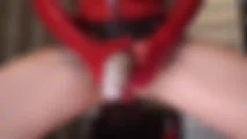 Un gros gode ceinture blanc, tu as envie de cette bite. Tout ce à quoi tu peux penser, c'est te la faire claquer au visage, ces boules enfoncées dans ta bouche, et te pencher pour une bonne baise bien dure.