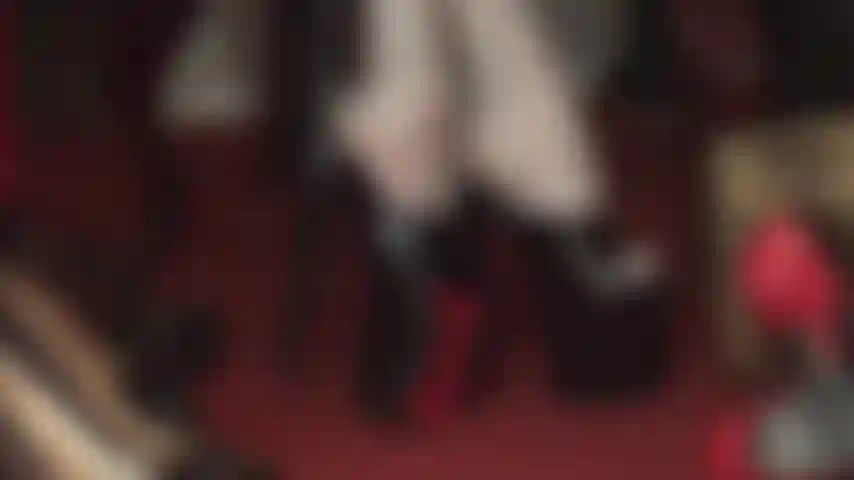 Une amoureuse des talons hauts à plateforme - si brillants et envoûtants, grands et intimidants et tout simplement sexy... Vous pouvez voir à quel point les pieds des collants de maîtresse sont moites et parfumés.