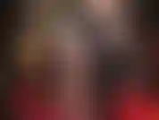 Maîtresse taquine dans des collants extra brillants et brillants avec plus de couches de nylons blancs sexy.