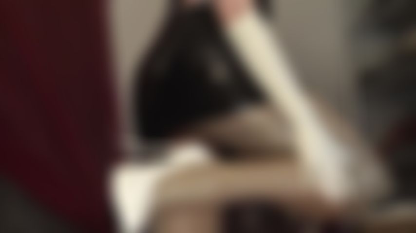 Allumeuse en latex, gants en caoutchouc, jupe haute, collants mouillés, décolleté sexy, adoration du cul en latex – il faisait trop chaud pour la mini-jupe en caoutchouc noir et les gants blancs. Voici l'une des dernières images des deux.