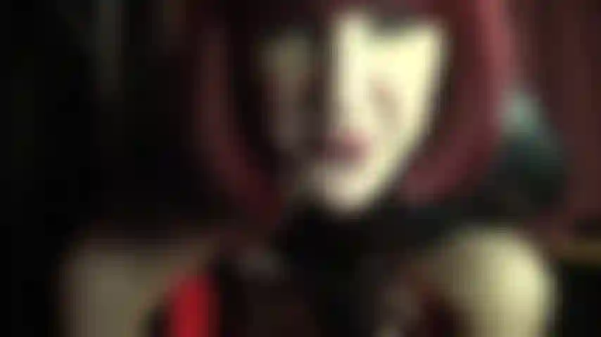 Cuir, fourrure et énorme strapon noir épais.