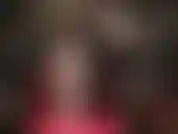 Séduisante haut en dentelle noire, haut en cuir, gants en satin et escarpins à talons aiguilles en acier blanc.