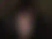 Maîtresse en combinaison et cagoule en latex. Tu ne toucheras jamais à ça, perdant ! Maîtresse taquine avec la fermeture éclair ouverte sur le devant de sa combinaison en latex, lèvres, langue, doigt sexuel, décolleté, humiliation du perdant.