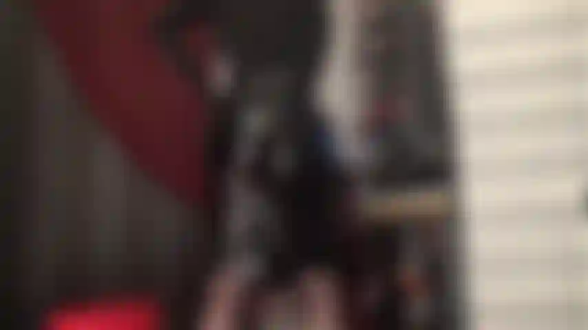 Pvc facesitting - la maîtresse vous donne envie de son cul brillant sur votre visage, vous coupant le souffle.