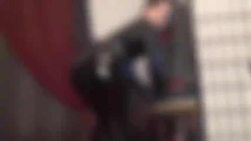 Tu aimes mon cul en latex brillant et moulant et en pvc. Maîtresse te fait embrasser et lécher ses fesses rondes et noires brillantes dans une combinaison en pvc.