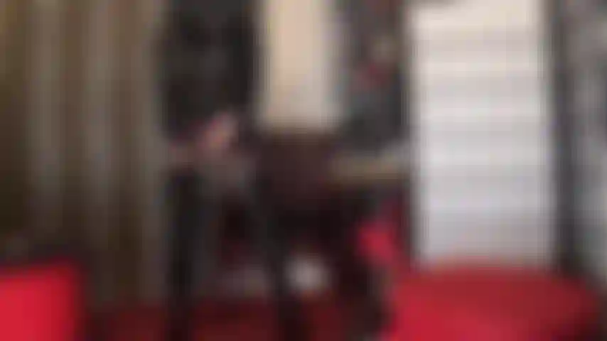 Une dame en noir - adoration du cul en bas, jarretières, pvc brillant, bottes et chapeau.