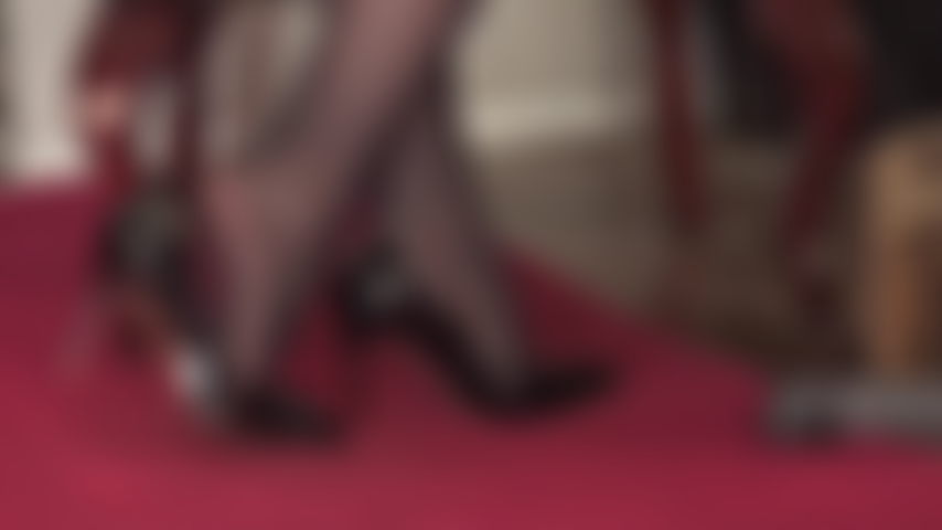 Je porte des chaussures et je vénère les talons hauts, avec des talons aiguilles noirs vernis brillants et des couches de nylon.