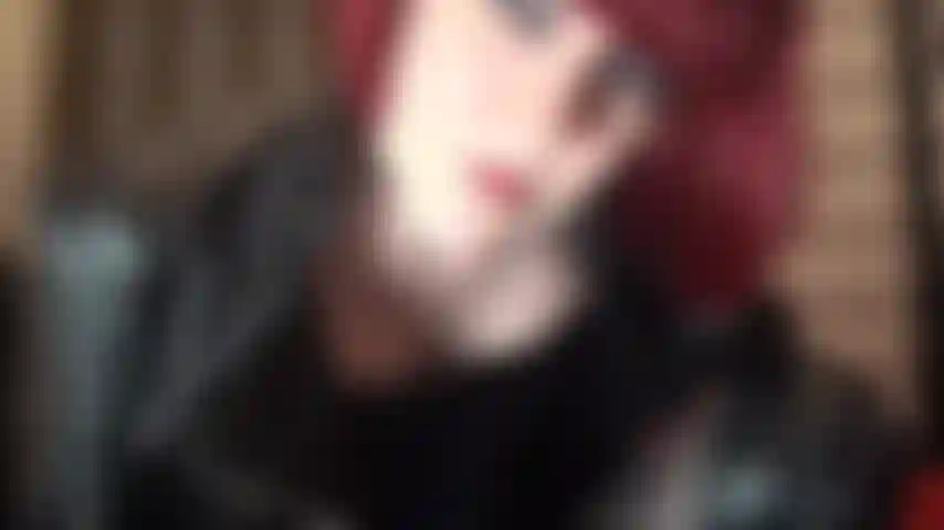 J'adore mon corps en cuir noir et en short rouge métallisé. Ma maîtresse porte une belle tenue : corset en cuir, bottes hautes, collants noirs, gants et veste courte. Caressez votre bite pour admirer ses courbes séduisantes.