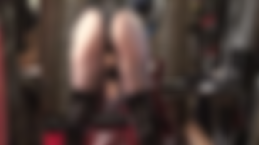 Assise sur le visage en collants noirs transparents avec un strapon - alors que je baisse mon cul sur ton visage, ma grosse bite blanche glisse dans ta gorge...