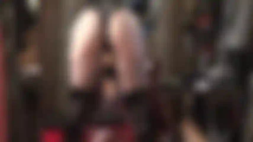 Assise sur le visage en collants noirs transparents avec un strapon - alors que je baisse mon cul sur ton visage, ma grosse bite blanche glisse dans ta gorge...