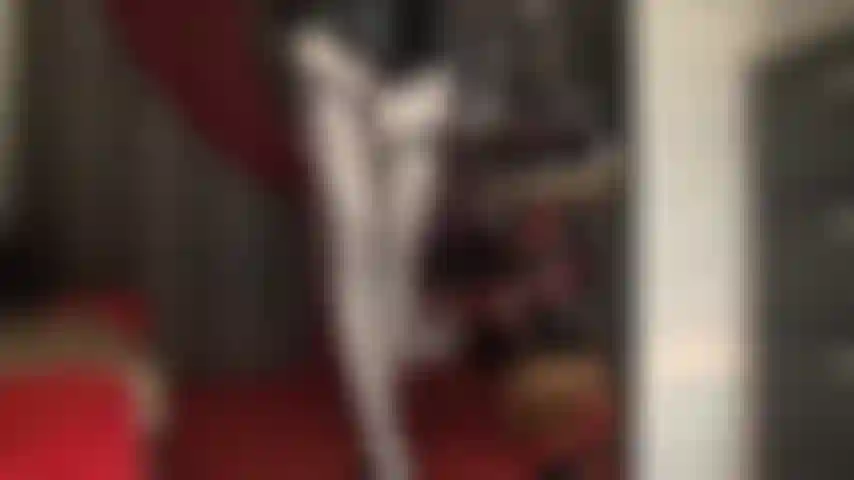 Une combinaison très brillante de collants blancs en élasthanne leohex et de bas noirs transparents à coutures, donnant l'illusion de bas gris métallisés brillants. J'adore cet éclat incroyable.