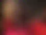 Des collants brillants superposés, noirs, rouges et blancs, associés à des talons aiguilles métalliques brillants.