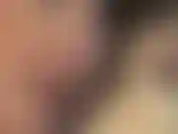 Gros plan extrême des yeux et des lèvres de la maîtresse pendant qu'elle masse le sperme de ta bite à l'aide de gants médicaux.