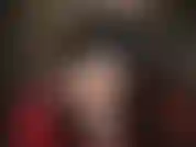 Jambes et pieds nus, jeu de chaussures, escarpins à semelles rouges pendantes - maîtresse vêtue de cuir avec les cheveux courts taquine avec ses merveilleuses jambes et pieds nus.