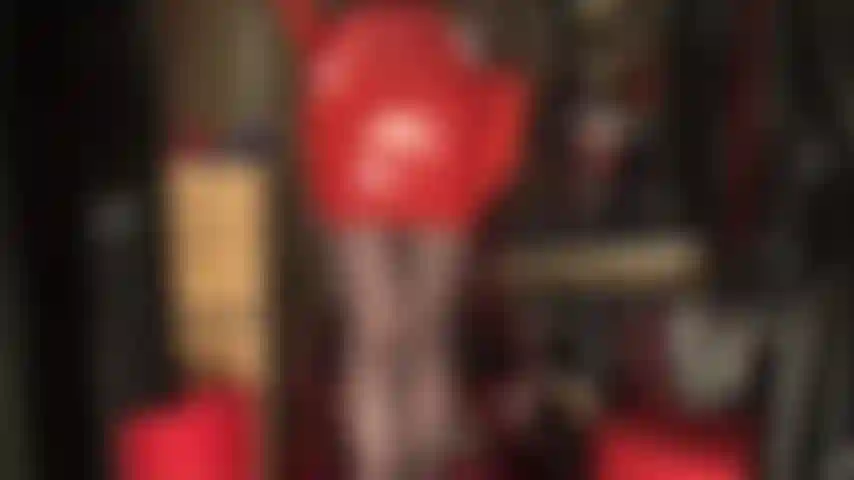 Jupe sexy en latex rouge, gants en caoutchouc, collants noirs et talons rouges.