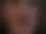 Fétichiste du crachat - regardez ce liquide savoureux couler de mes lèvres et de ma langue de rouge à lèvres brillant.