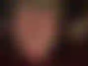 Des ongles de pieds peints en rouge et des pieds nus en sueur en gros plan. - Maîtresse joue avec ses pieds humides et sexy, ses semelles douces et ses arches hautes dans ce clip rare avec des orteils peints.