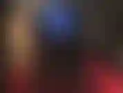 Je vénère le cul en leggings bleus métallisés, de hautes bottes noires brillantes et un strapon blanc entre les deux.