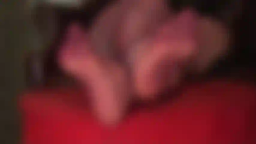 Fétichiste des pieds et reine du pendant - des pieds en collants bordeaux transparents jouent avec ta bite et avec ton esprit.