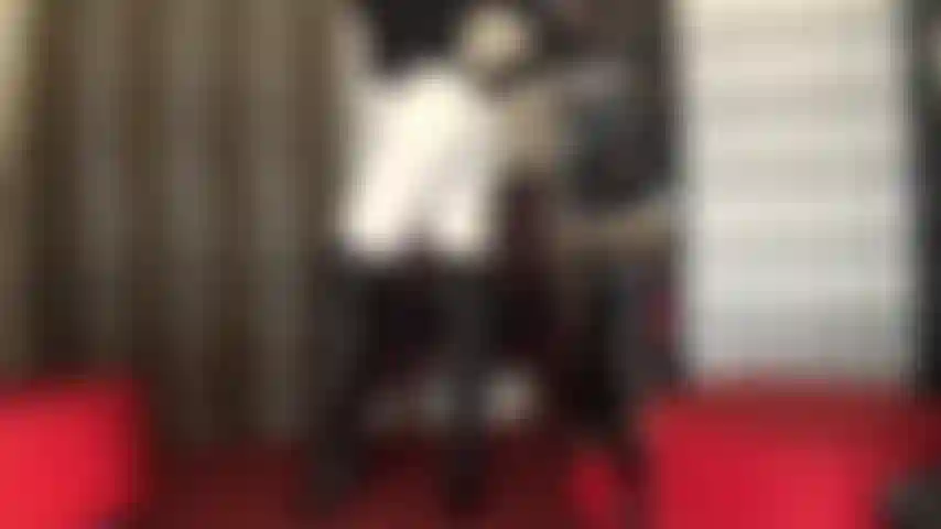 Un jean blanc et des bottes en cuir noir au-dessus du genou sont une si belle combinaison.