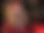 Mmmm, la maîtresse remonte sa jupe moulante pour révéler des bas à coutures vintage et des jarretières en dessous, puis ajoute une paire irrésistible de culottes en satin rouge soyeux et brillant qui montent et descendent, et montent...