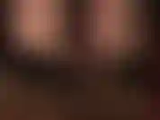 Gros plan sur les pieds nus et les orteils de maîtresse vivian dans des escarpins à bout ouvert. N'aimerais-tu pas être en dessous... ?